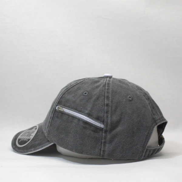 Topi dengan Aksen Ritsleting di Belakang